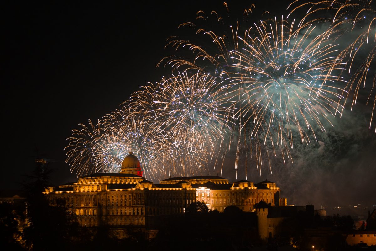 augusztus 20, tűzijáték, Budai Vár, színes, augusztus, nyár, államalapítás ünnepe