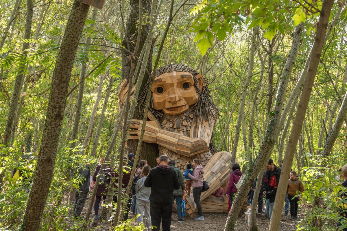 trollszobor, dán művész, kirándulás, fenntarthatóság, újrahasznosított anyagok, erdő, természet