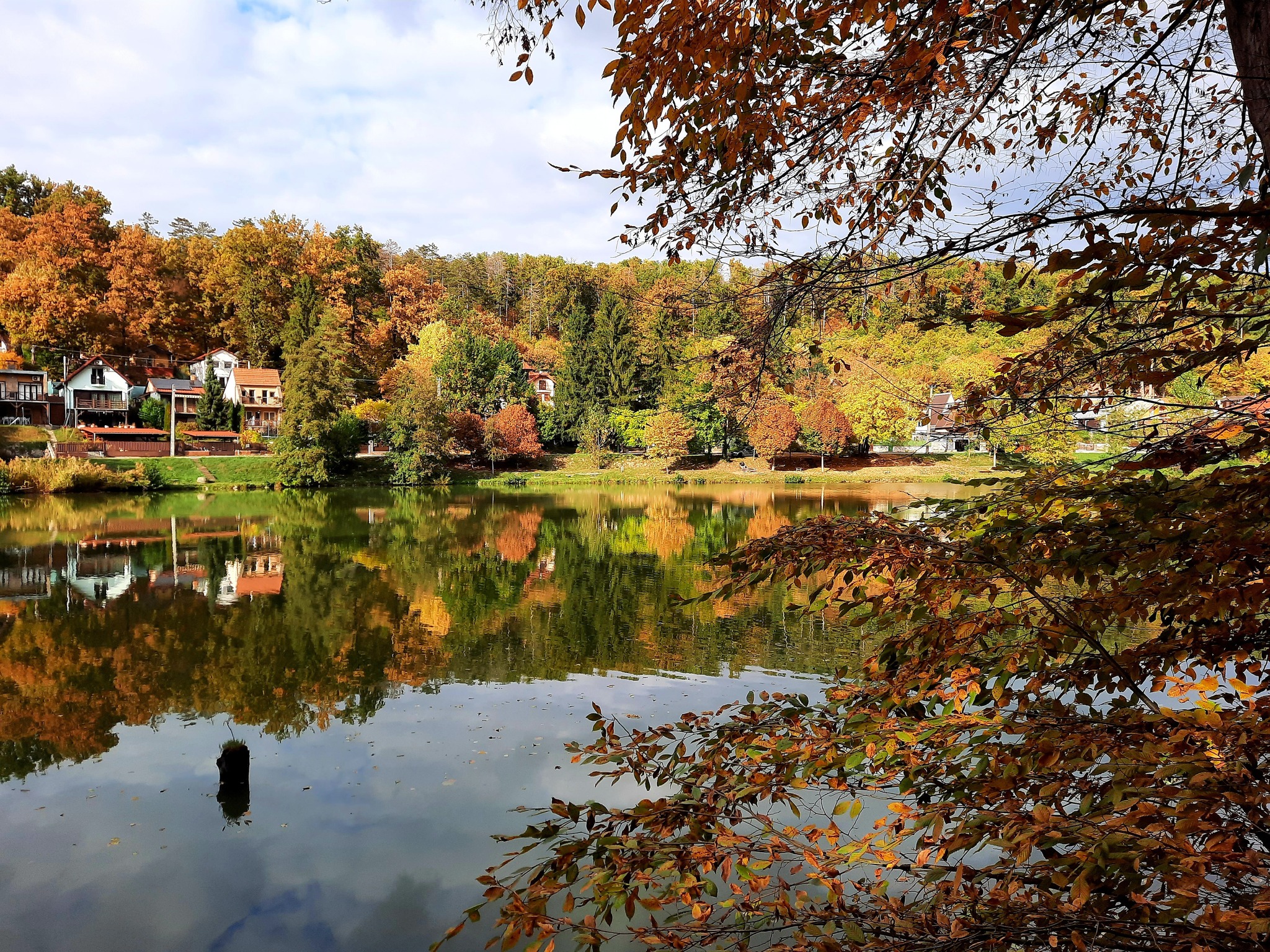 Nem csak a horgászok álla esik le az őszi pompába burkolózó magyar tavak láttán