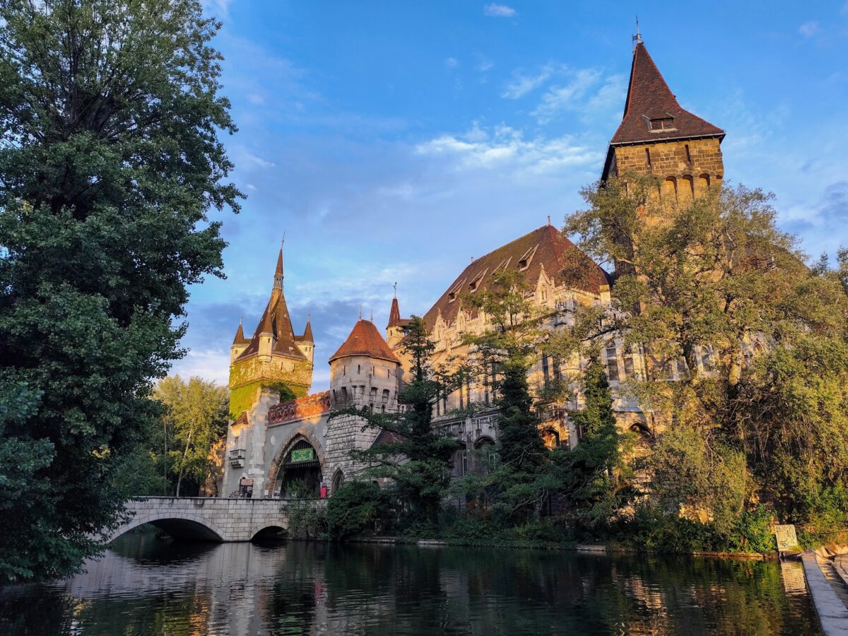 városnéző séta, vezetett séta, Budapest, épületbejárás, palota