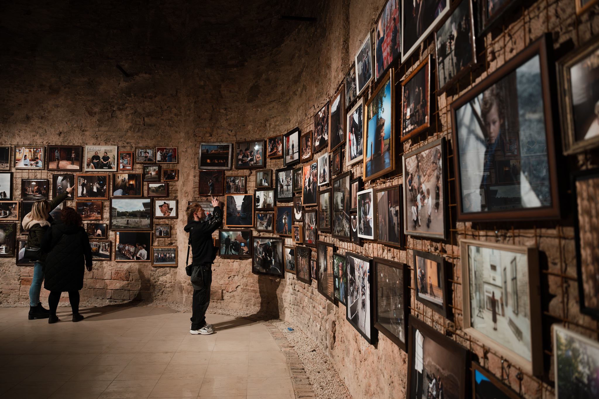 Rendhagyó kiállítás rántja le a leplet Nemes Jeles László legújabb filmjének kulisszatitkairól