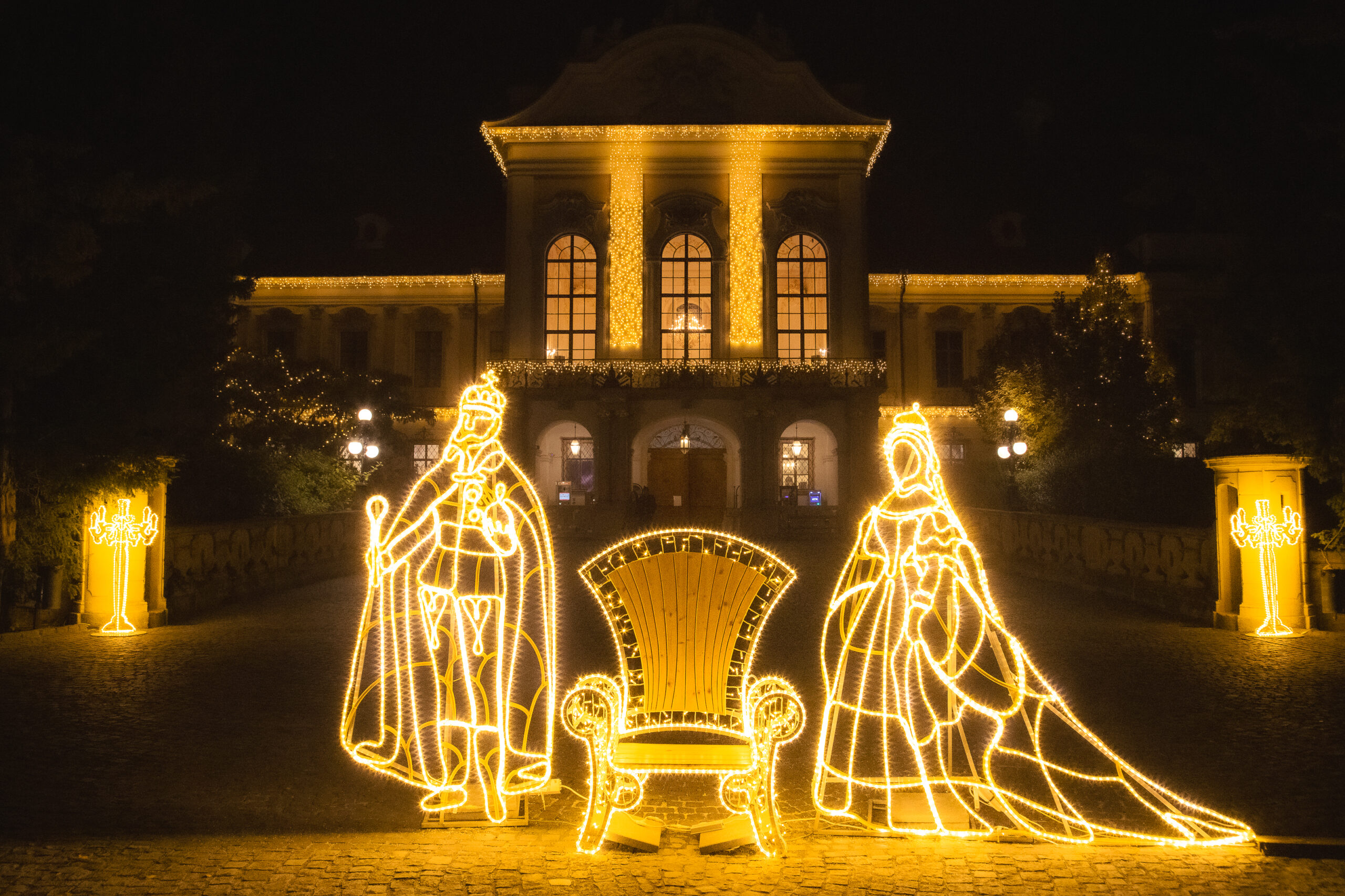 Szemkápráztató fénykiállításon elevenedik meg Sisi fénykertje Budapesttől egy karnyújtásnyira