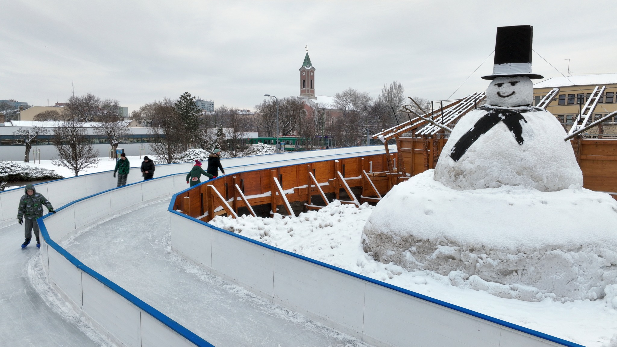 Megtaláltuk az ország legnagyobb hóemberét Budapest mesebeli korcsolyapályája szomszédságában