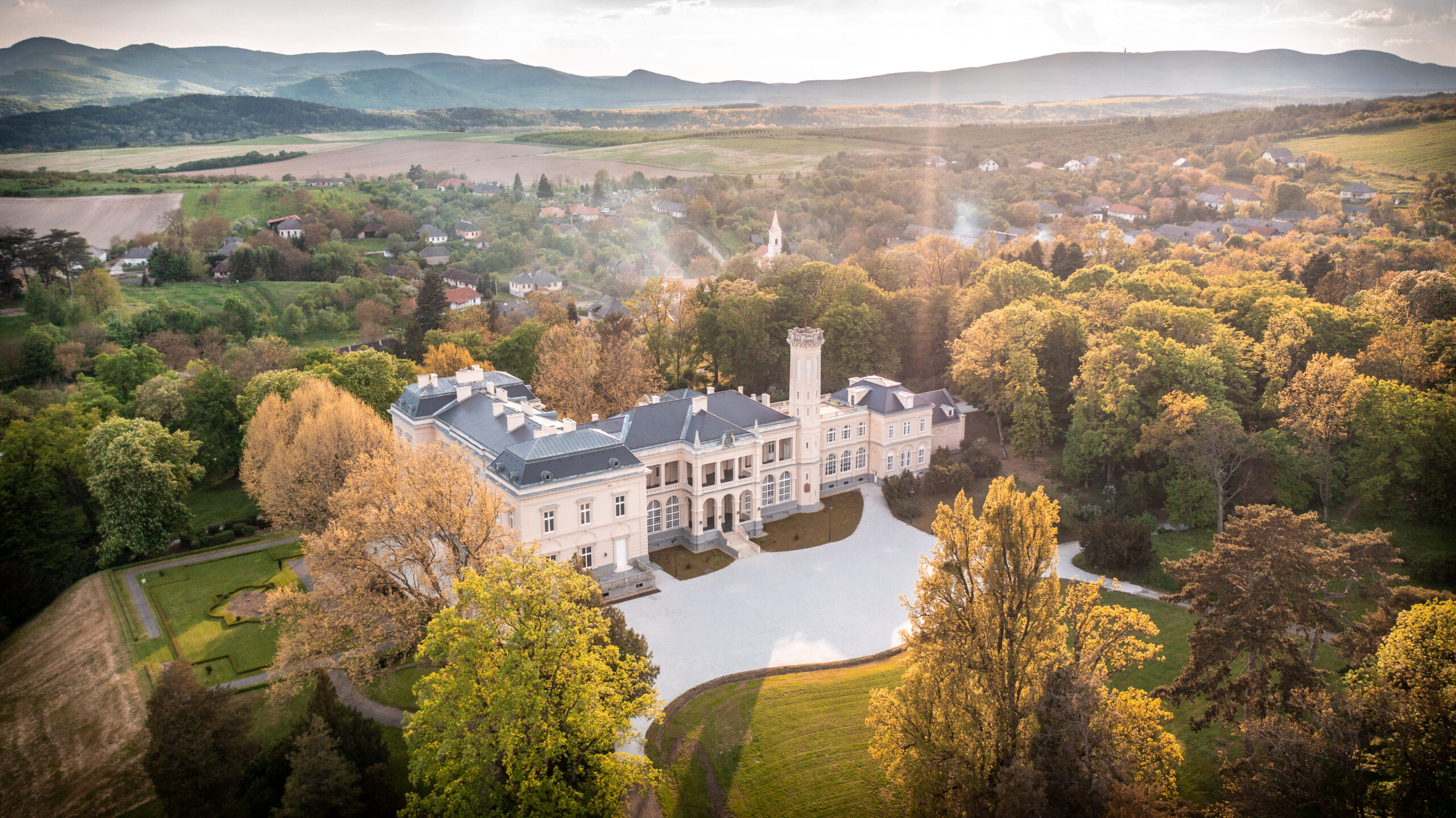 3 mesébe illő kastély az országban, melynek falai a legszebb szerelmek emlékeit őrzi