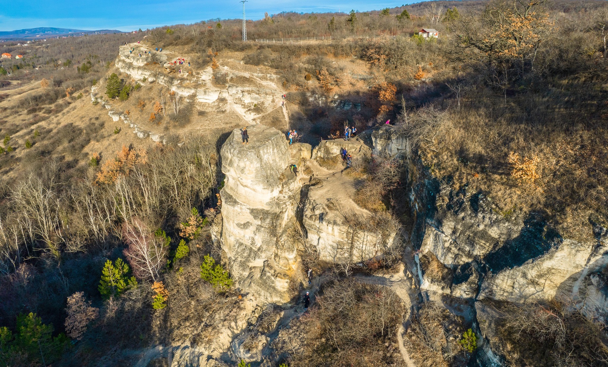 Elképesztő szirtek és ormok között kanyarog a mesebeli tanösvény Budapesttől egy karnyújtásnyira