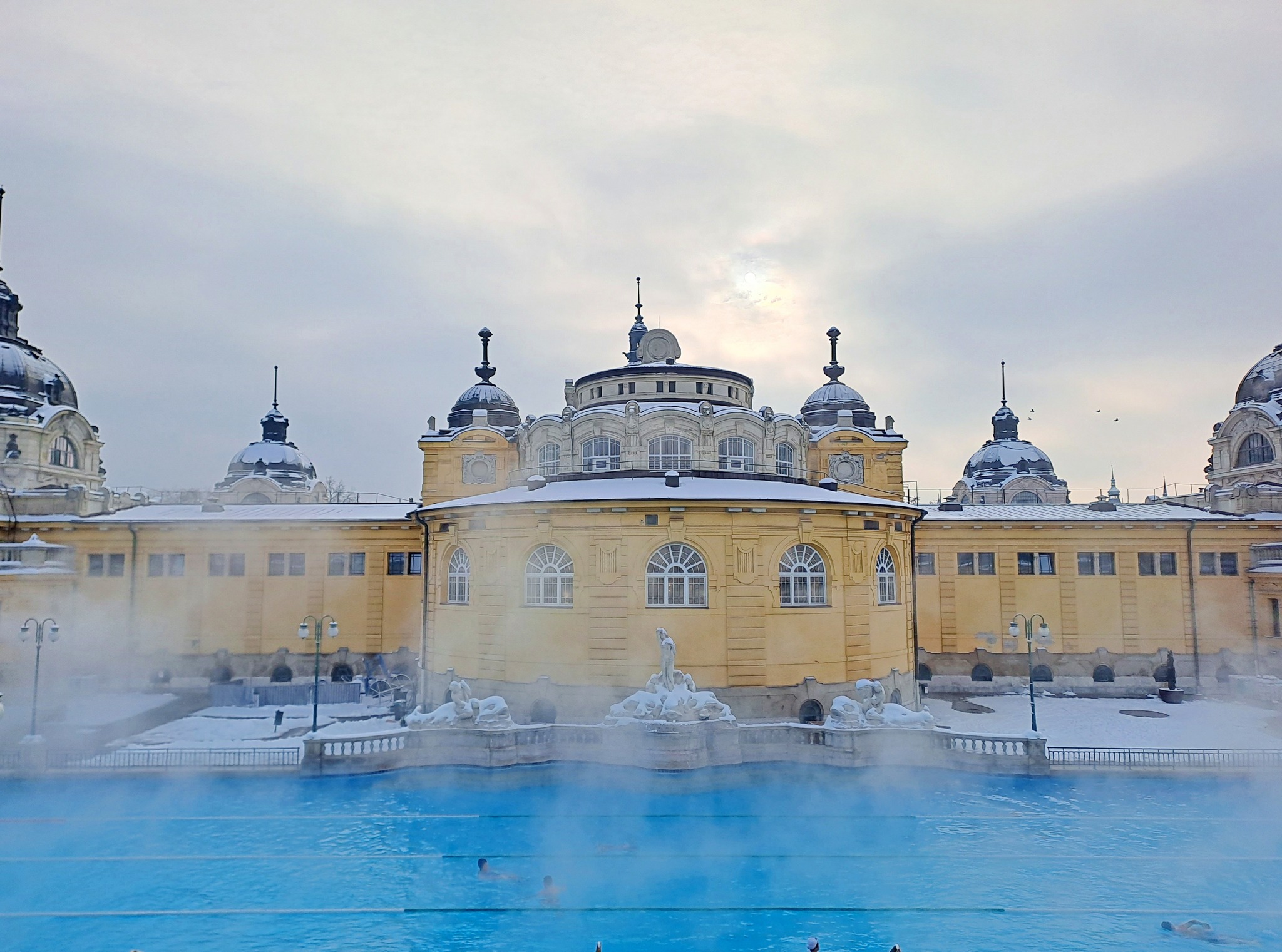 Gőzölgő Budapest: Felejthetetlen spa-élmények a főváros történelmi fürdőiben