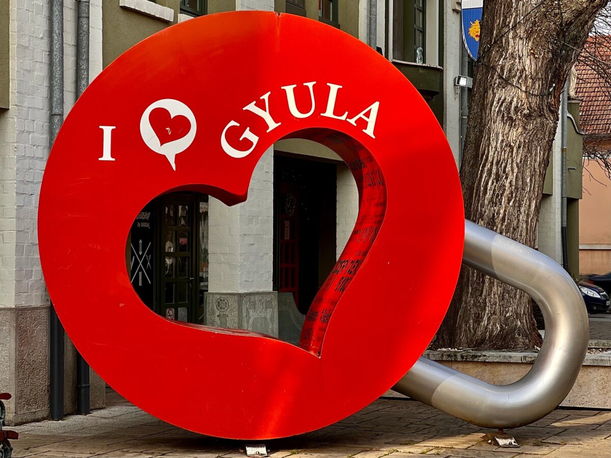 szerelemlakat, lakatfal, Valentin-nap, romantika, Magyarország, belföld