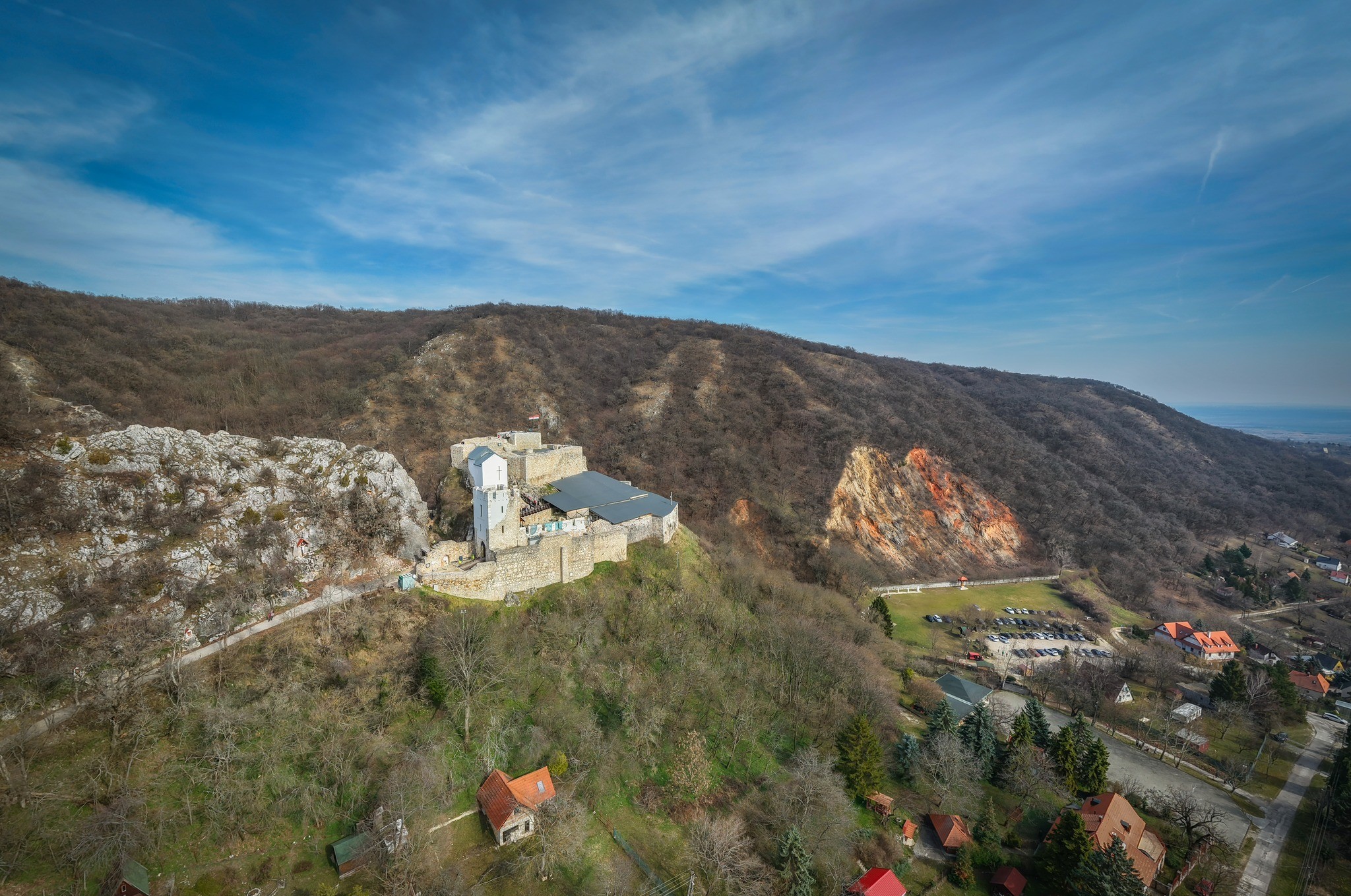 Középkori hangulatú kirándulásra csábít a Vértes hegyoldalba épült vára
