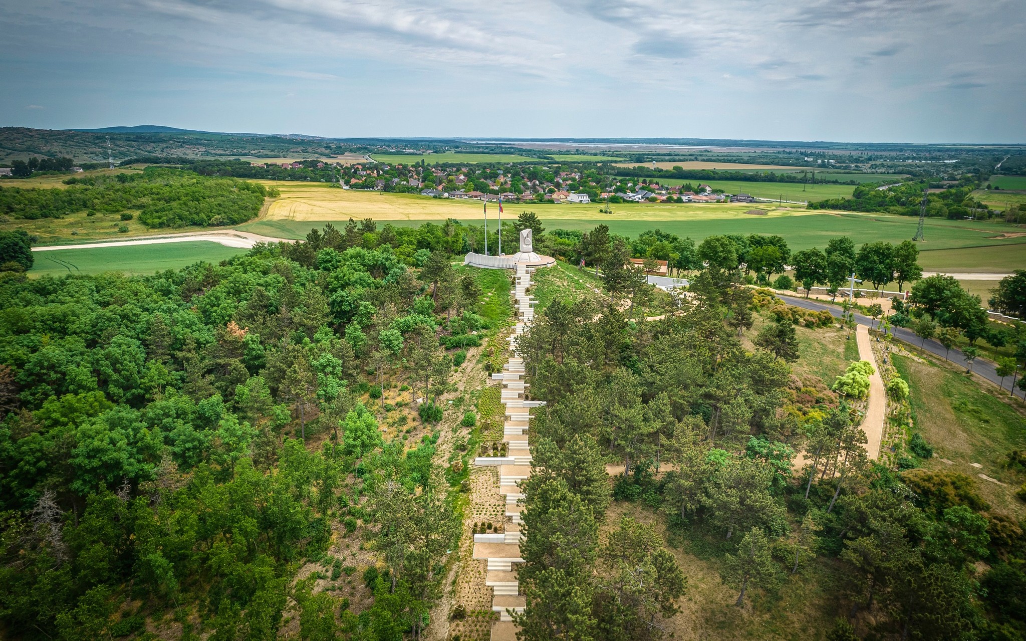 Végeláthatatlan lépcsősor vezet a panorámás emlékműhöz Budapesttől nem messze