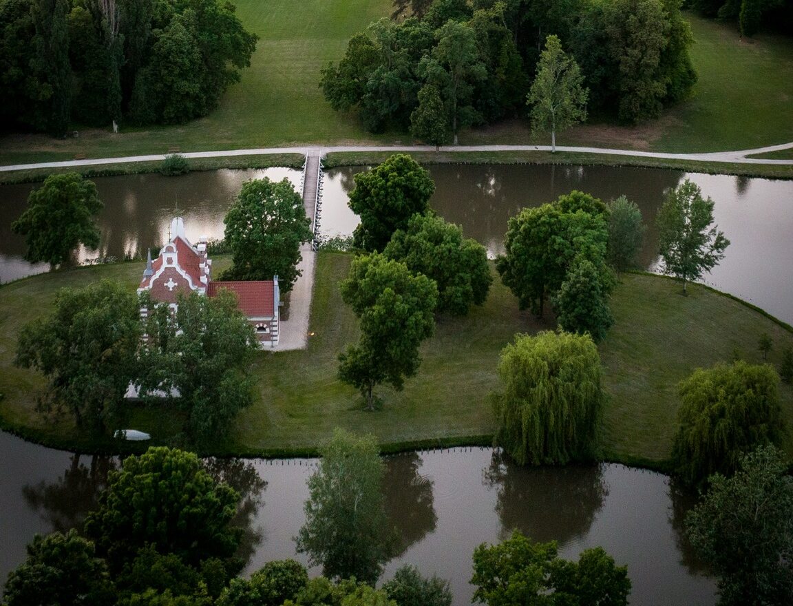 7 burjánzó kastélykert tavaszi andalgáshoz, ahol rabul ejt a főúri pompa