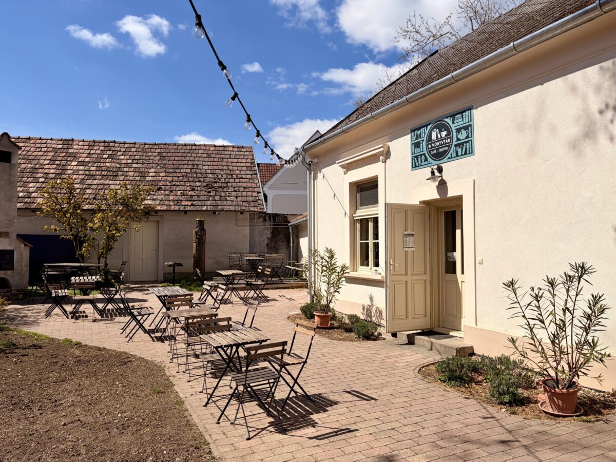 A Könyvtár Café & Bistro