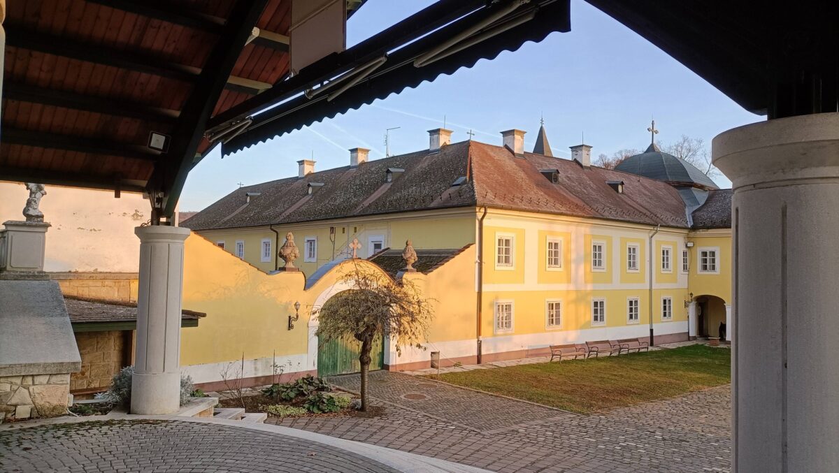 Máriabesnyői Nagyboldogasszony Bazilika és Kegyhely