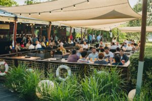 VakVarjú Beach Bistro budapesti kerthelyiség