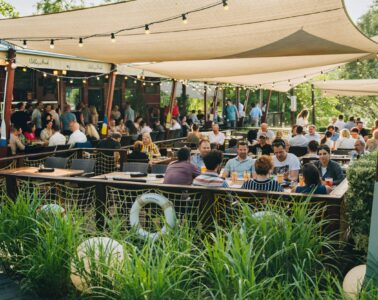 VakVarjú Beach Bistro budapesti kerthelyiség