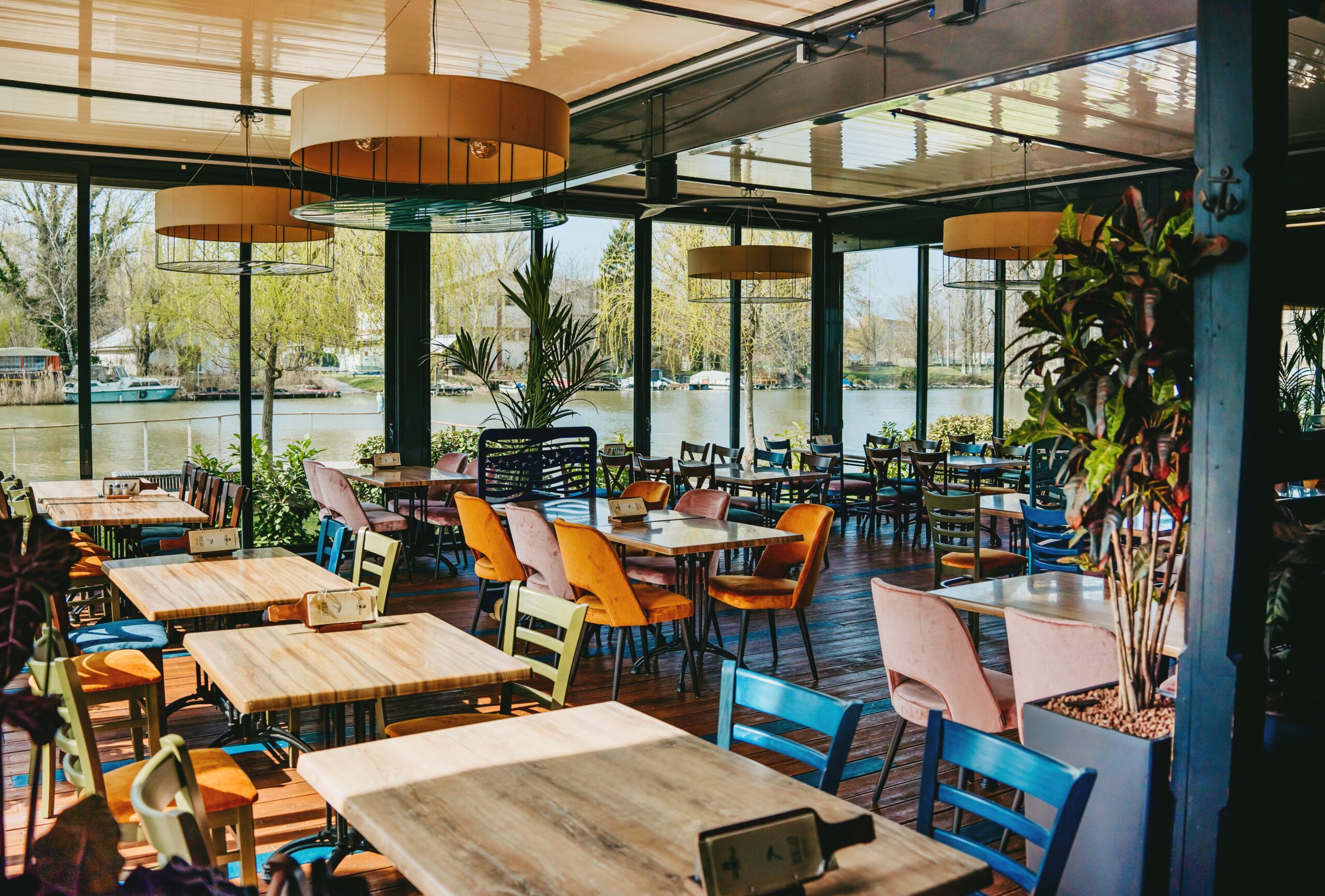 A nyugalom oázisai: 10 gasztrohely Budapesten és környékén, ahol finom ízekre és békére lelhettek