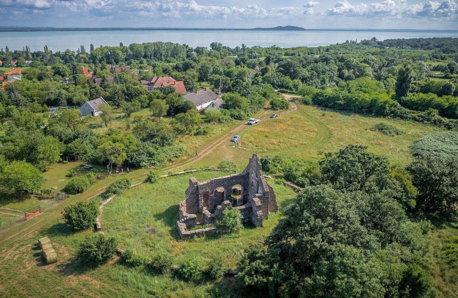 Magányosan álló, festői fekvésű templomrom csábít tavaszi barangolásra a Balaton-felvidékre