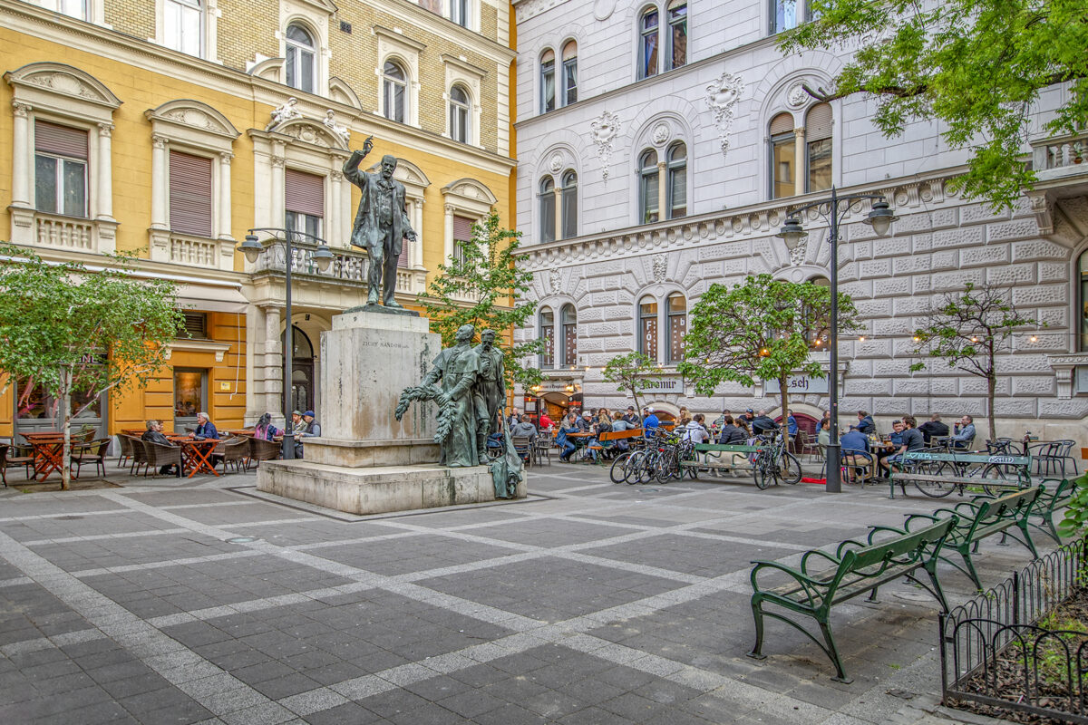 Lőrinc pap Square