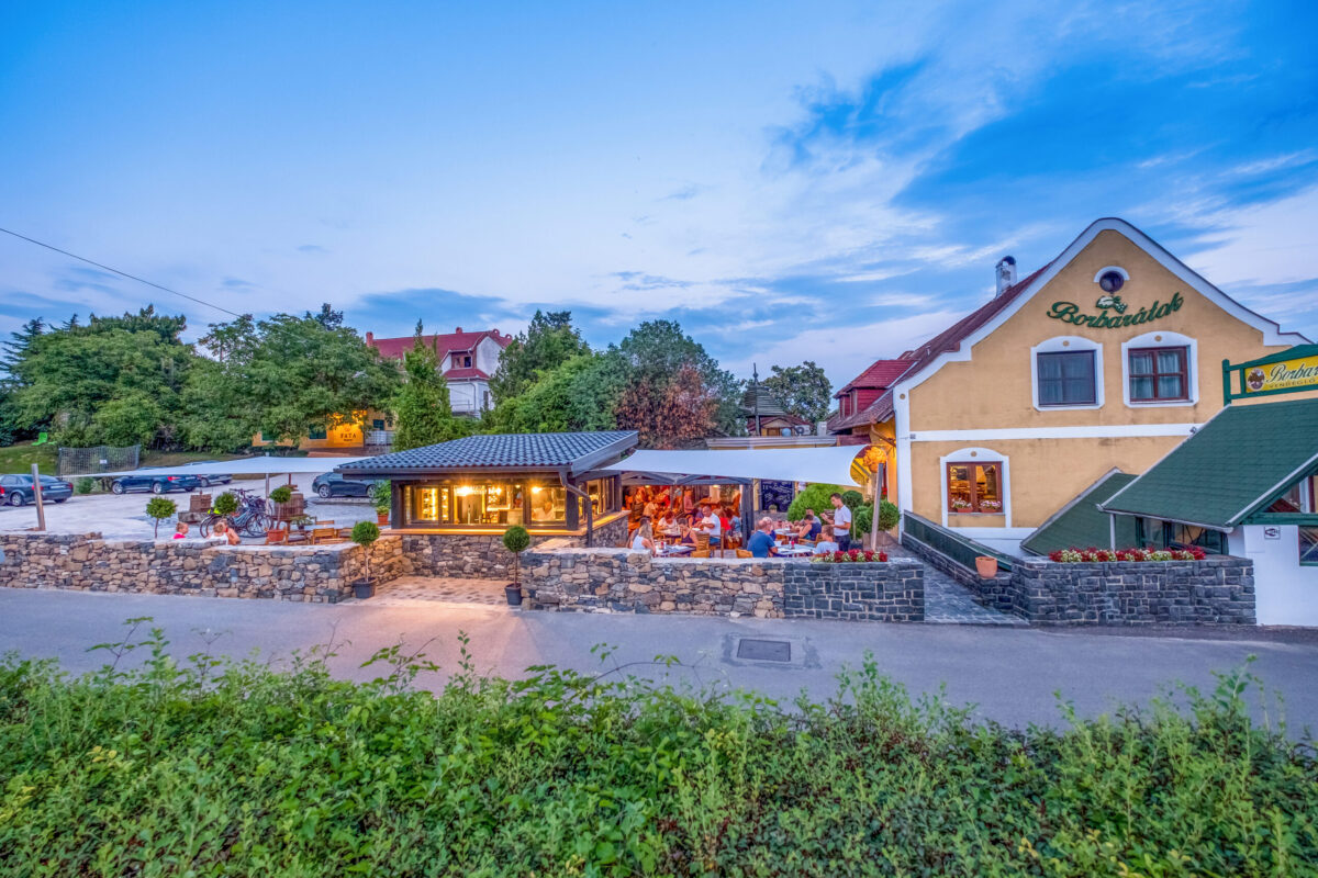 Borbarátok étterem a Balaton északi partján