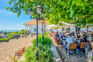Zenit Balaton Étterem & Bar étterem a Balaton északi partján