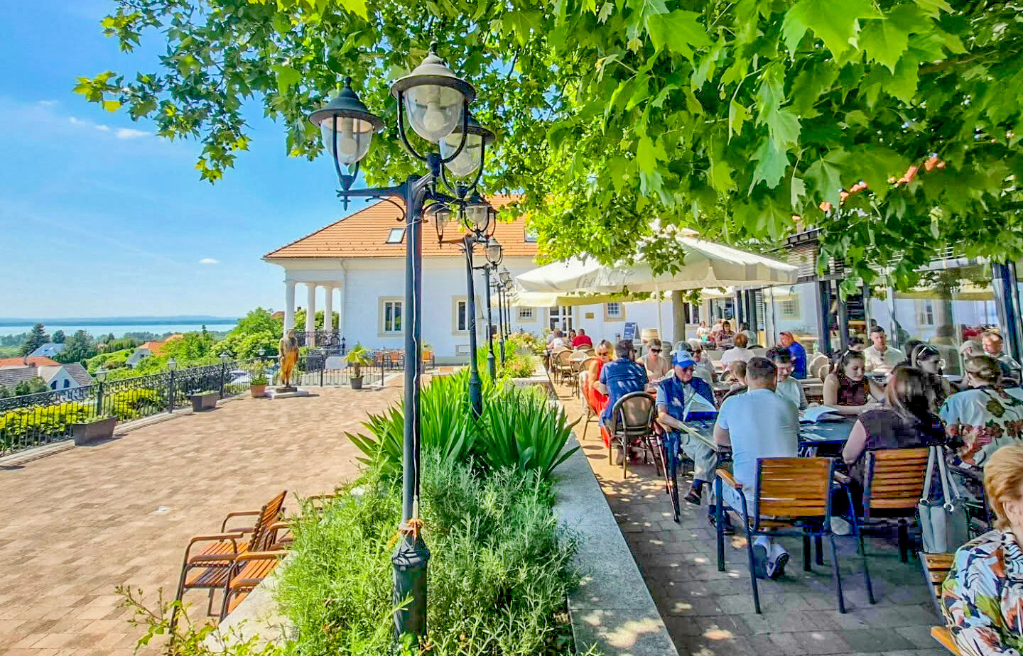 Napsütötte ízutazás: 14 szenzációs étterem a Balaton északi partján 2026 nyarára
