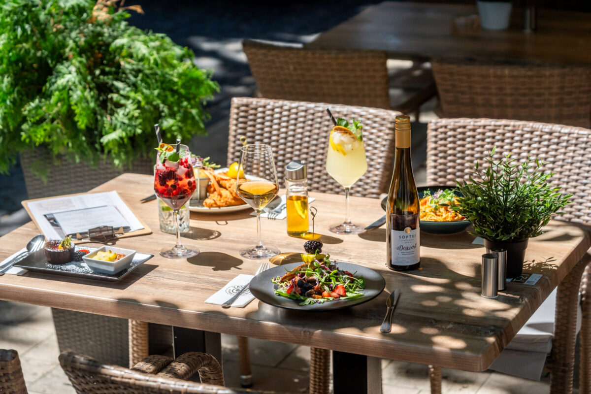 Taverna Restaurant & Guesthouse restaurant on the Northern Shore of Lake Balaton