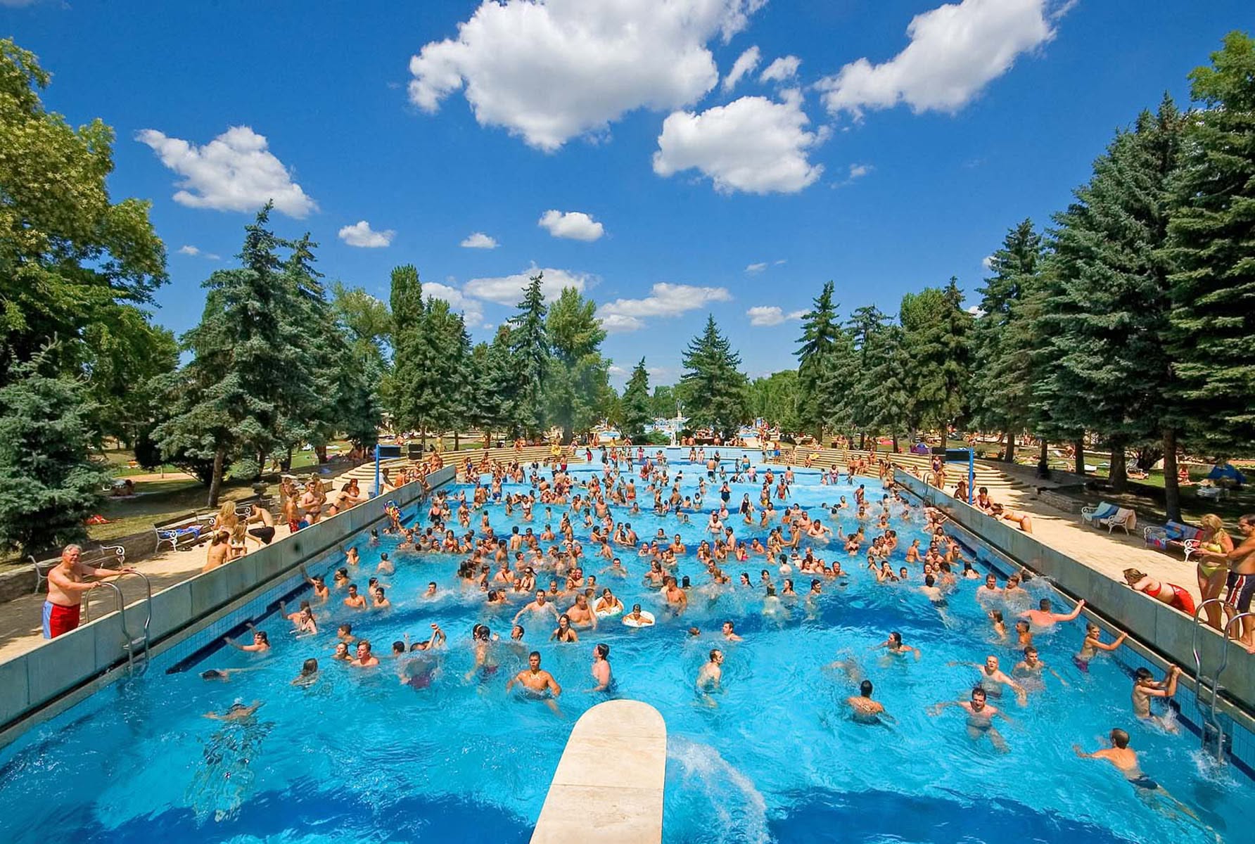 Szenzációs nyári programokkal robbantják be az idei strandszezont Budapest fürdőhelyei