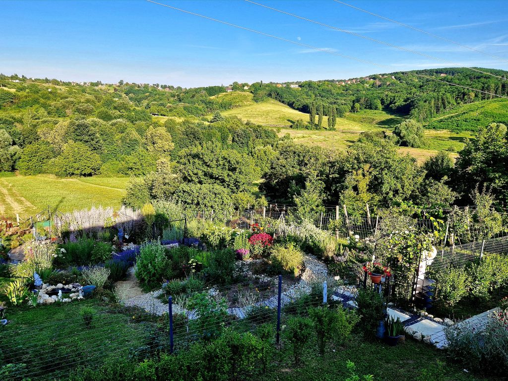 Táncoslapi Füves Porta és Meztéllábas Kert, mezítlábas ösvény Zalaegerszeg