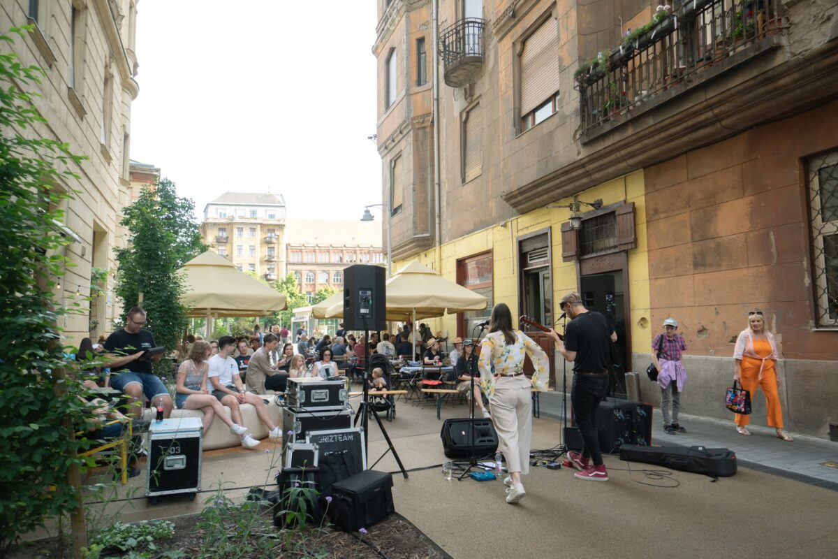 Bacsó Béla bár szabadtéri koncert Budapesten
