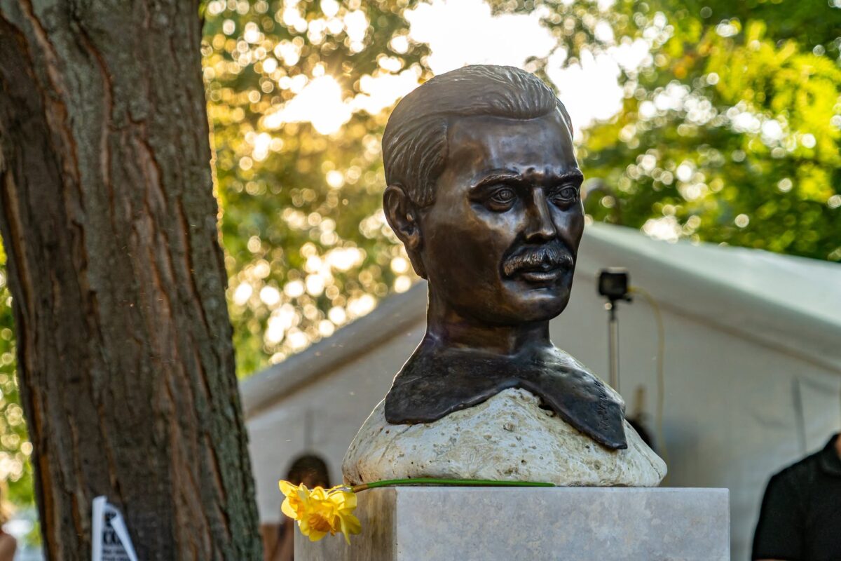 Balatonszemes Freddie Mercury-szobor a Balatonnál