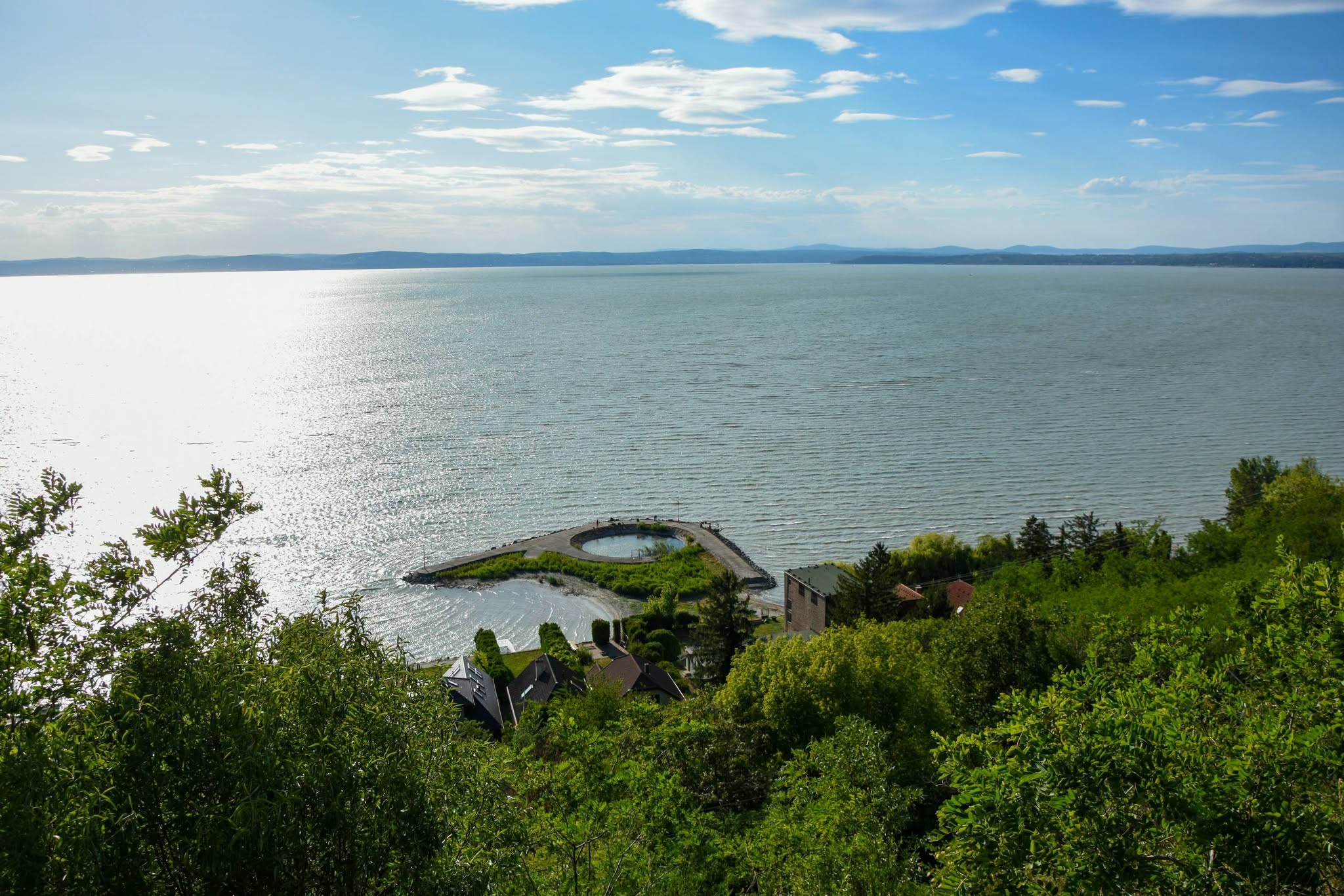 Tengerparti hangulatot idéz a Balaton kapujának szemet gyönyörködtető kilátása
