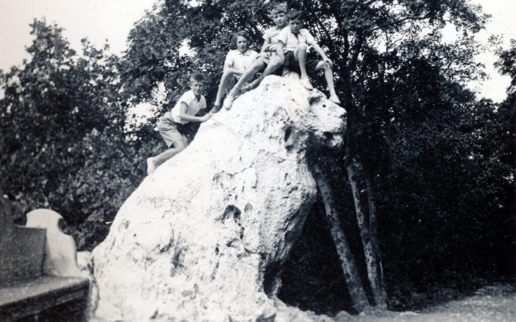 Kecske-hegyi kőoroszlán, oroszlánszobor