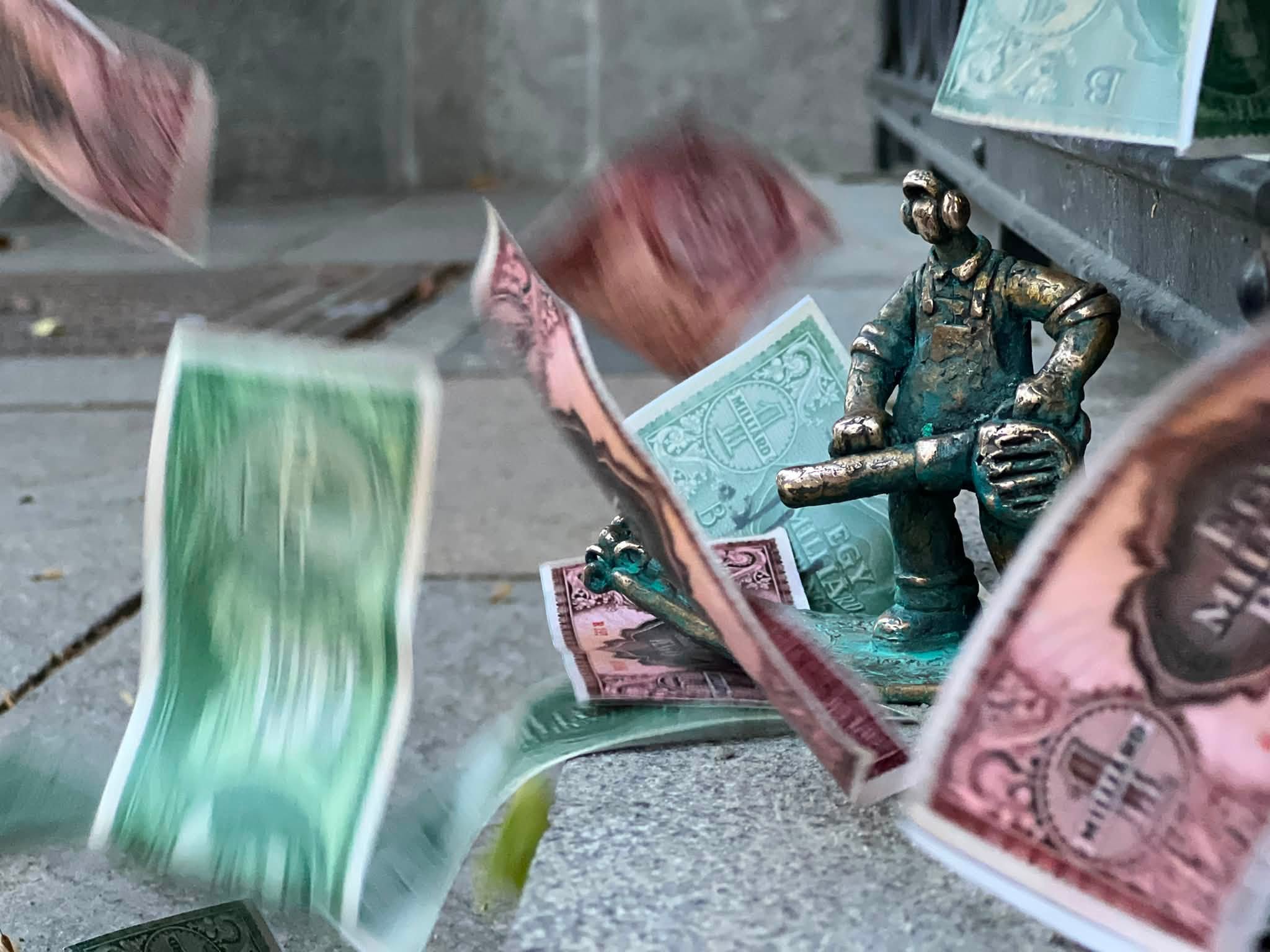 Budapest belvárosában bukkant fel Kolodko Mihály legújabb miniszobra