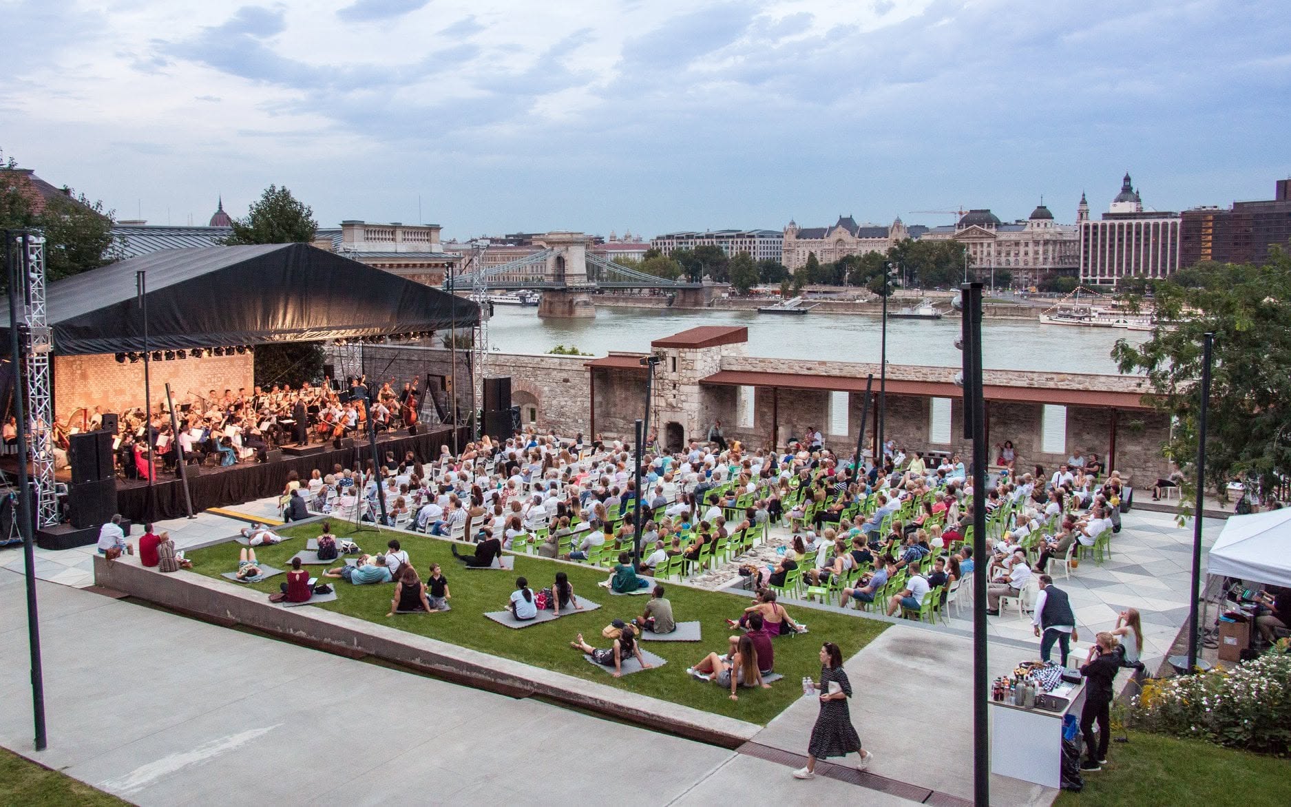 15 szabadtéri koncert Budapesten és környékén, ami pompás dallamokkal fűszerezi meg a nyarat