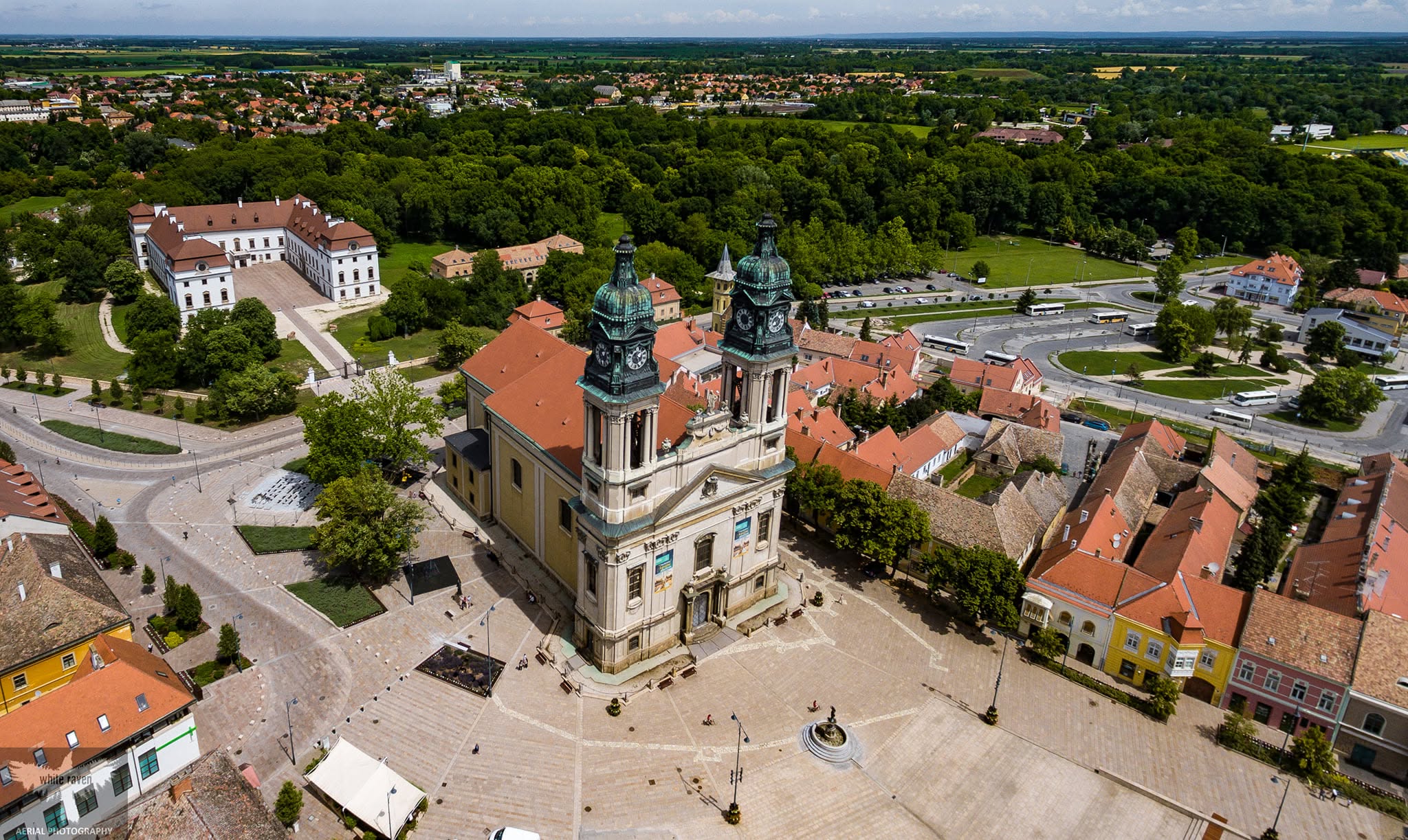 A vadregényes tanösvénytől a barokk városközpontig: Élményekkel vár a Dunántúl Athénja
