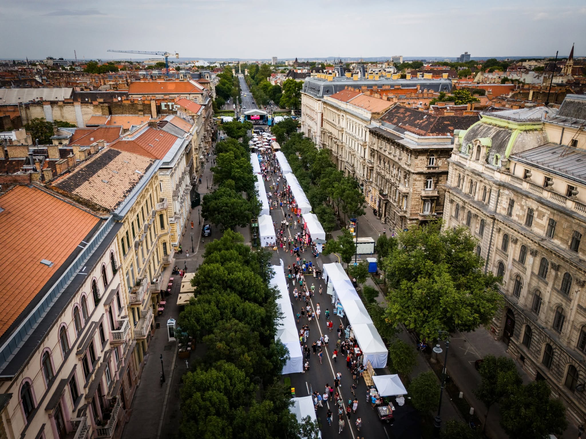 Ingyenes összművészeti fesztivállal búcsúzik a nyártól Budapest ikonikus sugárútja