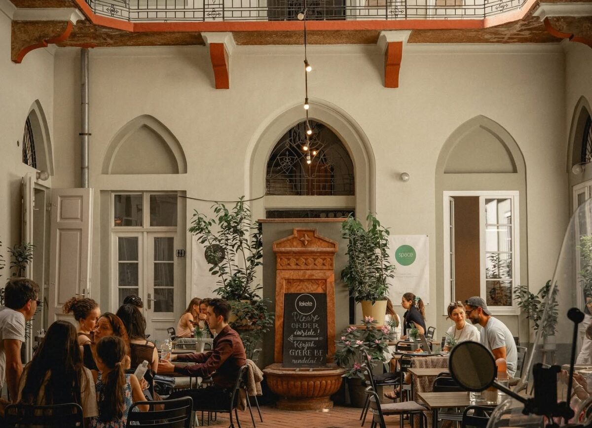 fekete kávézó specialty kávé belső udvar Budapesten