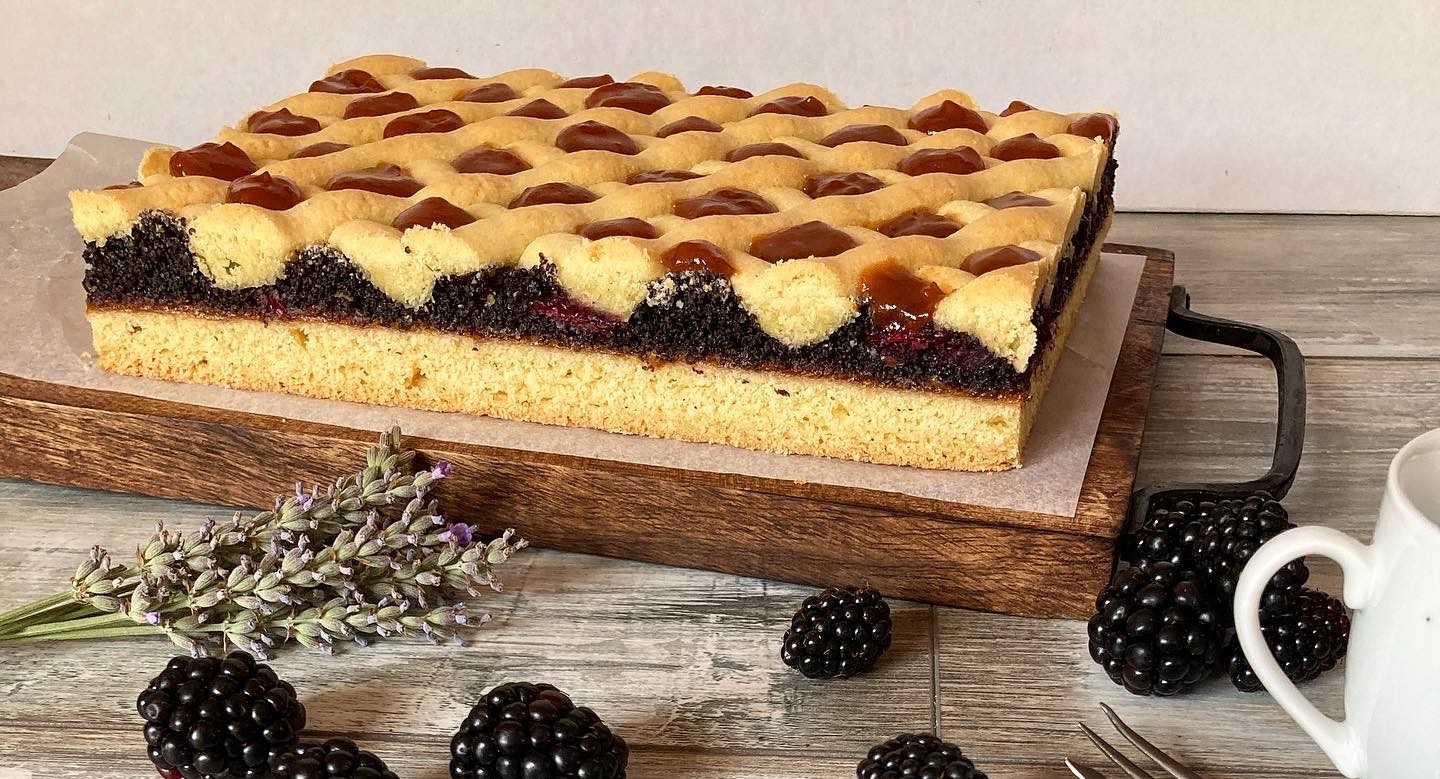 Egy klasszikus sütemény őszi csavarral: Mákos rácsos szederrel (recept)
