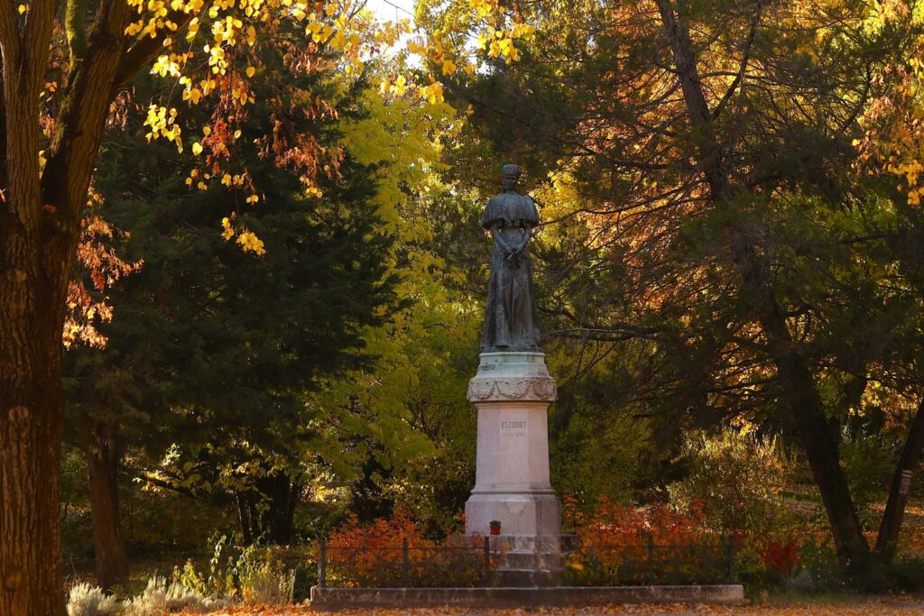 Sisi, Gödöllő, őszi séta, park